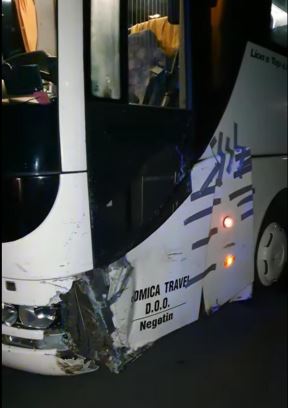 Automobil se zakucao u autobus sa turistima kod Zaječara (3).jpg