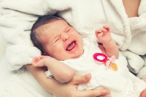 Zašto male bebe plaču neutešno satima 305451398.jpg