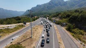 Ogromne saobraćajne gužve ka Crnogorskom primorju (3).jpg