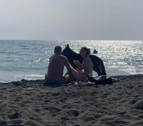 Sergej Trifunović sa ženom na plaži paparaco slike