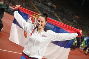 Adriana Vilagoš širi srpsku zastavu