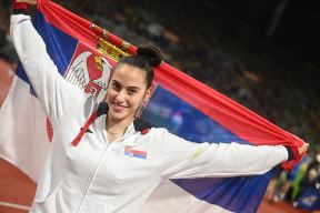 Adriana Vilagoš širi srpsku zastavu