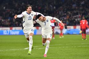 Aleksa Terzić slavi gol za Srbiju sa Dušanom Vlahovićem