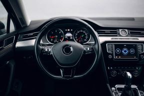 Automobil