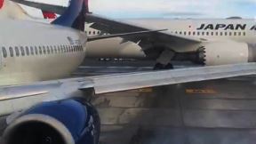 Avion Japan Erlajnsa sudario se sa parkiranim avionom Delta