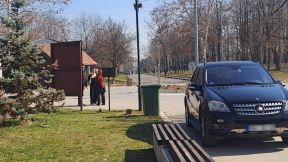 Porodica Popović na Sašinom grobu sa sveštenikom dan nakon sahrane (4).jpg