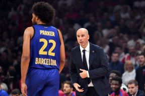 Đoan Penjaroja na meču Partizan - Barselona razgovara sa igračem Parkerom.