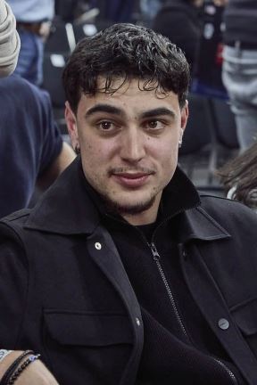 Aleksandar Pavlović gleda Bajern - Partizan (2).jpg