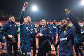 FK Crvena zvezda slavi pobedu protiv Vojvodine.