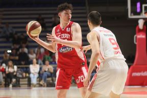 David Mirković na utakmici protiv Crvene zvezde, dok ga čuva Luka Mitrović