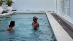 Devojke bazen Bali vila