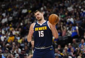 Nikola Jokić na meču Denvera.