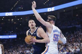 Nikola Jokić i Ajzea Hartenštajn na meču Denver Oklahoma