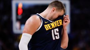 Nikola Jokić briše znoj dresom Denvera na utakmici