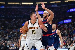 Nikola Jokić u duelu sa Benom Simonsom.