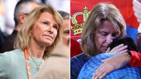 Dijana Đoković i Novak Đoković u zagrljaju.