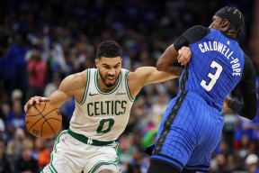 Džejson Tejtum i Kentavijus Koldvel Poup na utakmici Orlando Boston