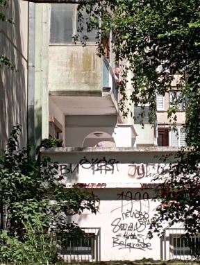 Muškarac u Rakovici izašao na terasu i preti (3).jpg