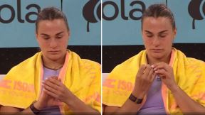 Arina Sabalenka gleda u nokte na meču protiv Marte Kostjuk