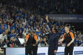Ergin Ataman se proziva sa navijačima Efesa