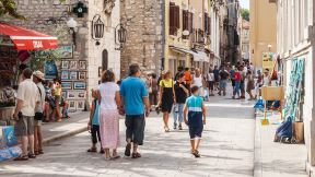 Turisti šetaju ulicama Zadra u Hrvatskoj