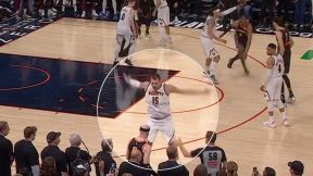 Nikola Jokić ometa Aleksa Karuza da izvede loptu.