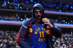 Nikola Jokić u trenerci Denver Nagetsa.