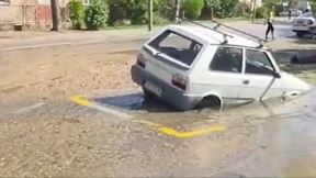 automobil upao u rupu