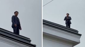 Čovek na vrhu zgrade