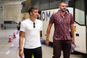Bogdan Bogdanović i Nikola Jokić dolaze na utakmicu.