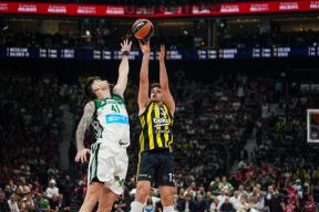 Tarik Biberović daje trojku preko Ernangomeza iz Panatinaikosa