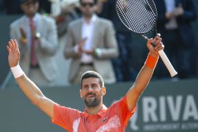 Srpski teniser Novak Đoković slavi s reketom u rukama.