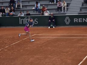 Nina Stojanović predala meč na Rolan Garosu (1).jpg