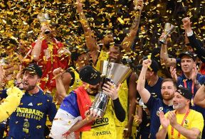 Marko Gudurić podigao trofej Evrolige (8).jpg