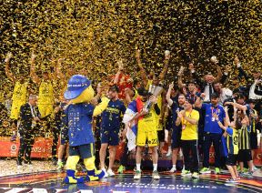 Marko Gudurić podigao trofej Evrolige (11).jpg