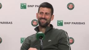 Novak Đoković se nasmejao jer je novinar udario glavom u kameru.