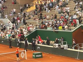 Novak Ðoković preskočio ogradu zbog dece u kolicima (4).jpg