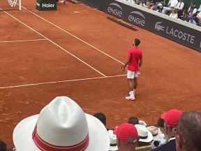 Novak Ðoković i saveti trenera 3.jpg