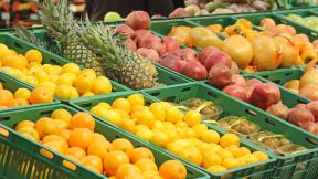 Voće u marketu, pomorandže, ananas, limun, kivi