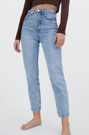 Mom jeans farmerke su opet u trendu