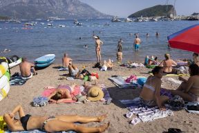 Plaža u Crnoj Gori.jpg