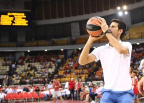 Novak Đoković šutira u Dvorani mira i prijateljstva u Atini