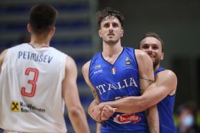 Akile Polonara slavi pobedu Italije protiv Srbije