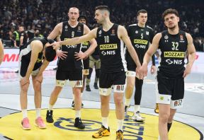 Janis Papapetru sa saigračima u Partizanu