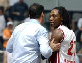 Tundži Avodžobi incident na meču Zvezde i Partizana