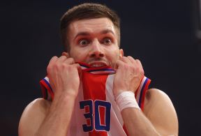 Filip Petrušev grize dres Crvene zvezde.