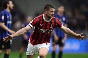 Luka Jović širi ruke u dresu Milana posle gola Interu.