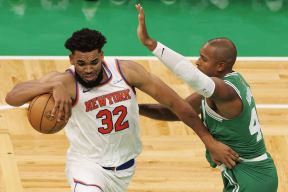 Al Horford u duelu sa Karl-Entonijem Taunsom.