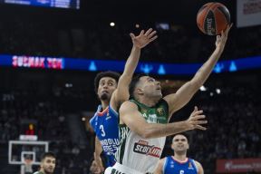 Košarkaš Zvezde Džordan Nvora protiv Kostasa Slukasa.