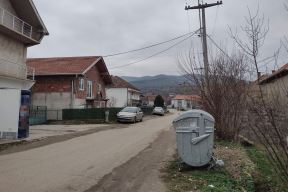 majka bacila bebu u kontejner kod Doljevca (2).jpg